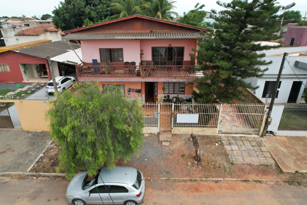 CASA "Sobrado" dois andares - 3/4 cada - Centro de LEM - BA